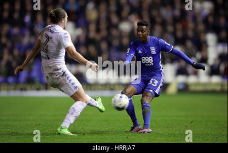 Birmingham City Cheick Keita (rechts) und Leeds United Luke Ayling Kampf um den Ball während der Sky-Wette-Meisterschaft übereinstimmen in St. Andrews, Birmingham. Stockfoto