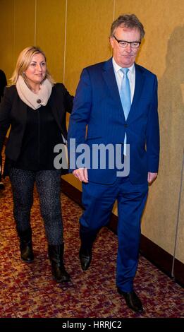 UUP Party Leader Mike Nesbitt, gefolgt von seiner Frau Lynda Bryans nach kündigt seinen Rücktritt an der Park Avenue Hotel, nachdem seine Partei versäumt, einen Durchbruch in der Northern Ireland Assembly Wahl machen. Stockfoto