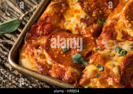 Hausgemachte Salami sizilianischen Pan Pizza fertig zum Verzehr Stockfoto