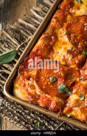 Hausgemachte Salami sizilianischen Pan Pizza fertig zum Verzehr Stockfoto