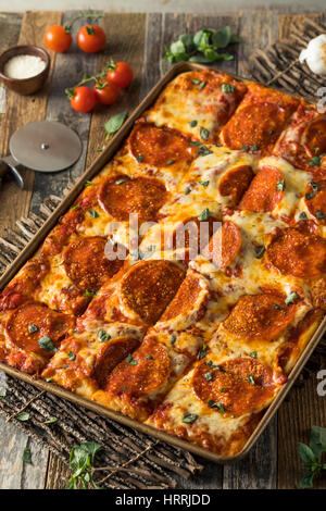 Hausgemachte Salami sizilianischen Pan Pizza fertig zum Verzehr Stockfoto