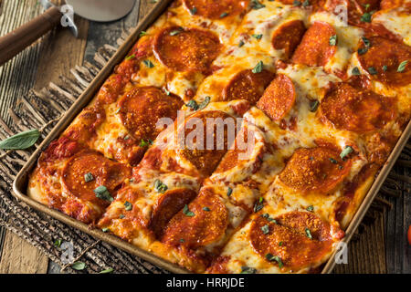 Hausgemachte Salami sizilianischen Pan Pizza fertig zum Verzehr Stockfoto