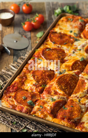 Hausgemachte Salami sizilianischen Pan Pizza fertig zum Verzehr Stockfoto