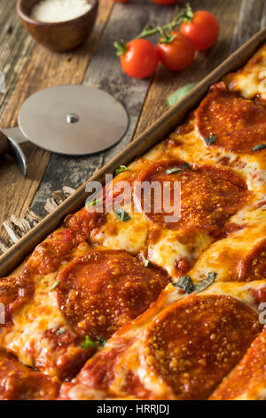 Hausgemachte Salami sizilianischen Pan Pizza fertig zum Verzehr Stockfoto