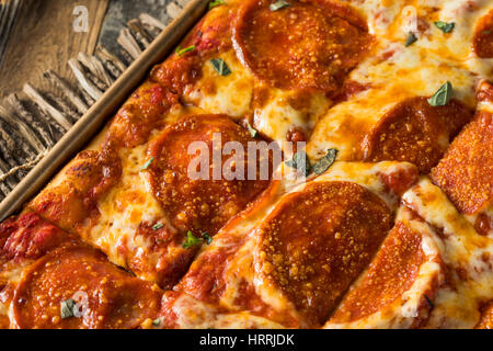 Hausgemachte Salami sizilianischen Pan Pizza fertig zum Verzehr Stockfoto