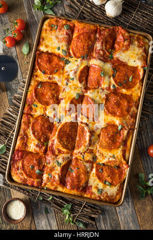 Hausgemachte Salami sizilianischen Pan Pizza fertig zum Verzehr Stockfoto