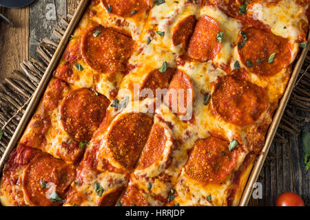 Hausgemachte Salami sizilianischen Pan Pizza fertig zum Verzehr Stockfoto