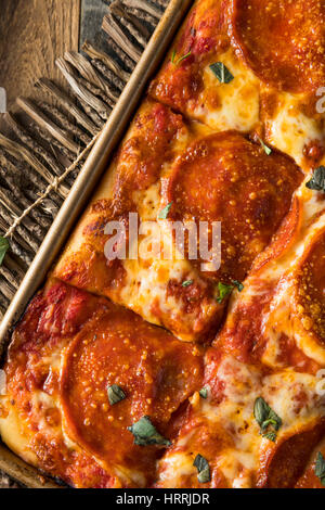 Hausgemachte Salami sizilianischen Pan Pizza fertig zum Verzehr Stockfoto