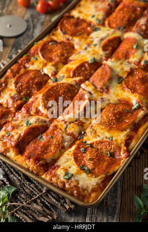 Hausgemachte Salami sizilianischen Pan Pizza fertig zum Verzehr Stockfoto