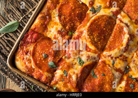 Hausgemachte Salami sizilianischen Pan Pizza fertig zum Verzehr Stockfoto