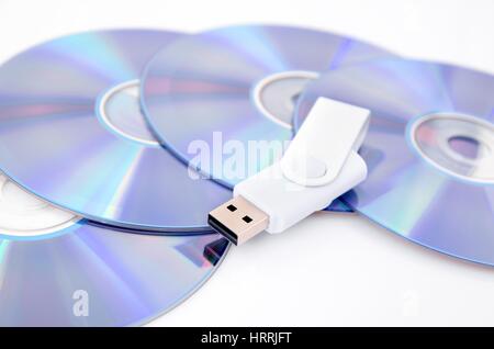 DVD-Disc und USB-Flash-Laufwerk auf weißem Hintergrund Stockfoto