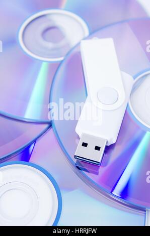 DVD-Disc und USB-Flash-Laufwerk auf weißem Hintergrund Stockfoto