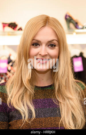 Fearne Cotton in ihren Pop-up-Charity-Shop im River Island Marble Arch, London, als Teil ihrer Serie Fearne auf Mode mit The Huffington Post UK abgebildet. PRESSEVERBAND Foto. Bild Datum: Freitag, 3. März 2017. Bildnachweis sollte lauten: Matt Crossick/PA Wire. Alle Erlöse aus der Tag kommt an Save the Children zugute. Stockfoto