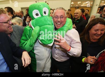 Sinn Féin Anwärter für Fermanagh South Tyrone Sean Lynch feiert an der Omagh Graf Zentrum haben gemeint worden in Northern Ireland Assembly gewählt. Stockfoto