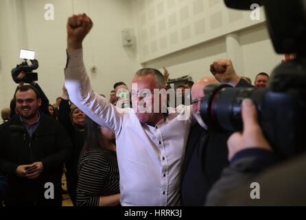 Sinn Féin Anwärter für Fermanagh South Tyrone Sean Lynch feiert an der Omagh Graf Zentrum haben gemeint worden in Northern Ireland Assembly gewählt. Stockfoto