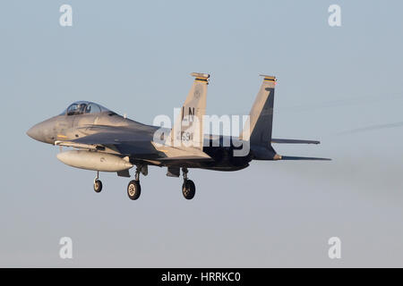 F - 15C Adler von 493 Fighter Squadron, "Sensenmänner" Streaming-Flügelspitze Wirbel während der Wiederherstellung auf RAF Lakenheath über Weihnachten. Stockfoto