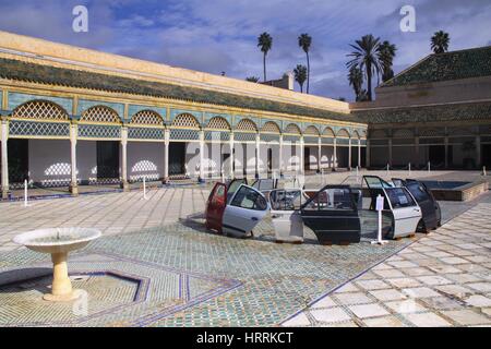 Innenhof des Ben Youssef Madrasa mit alten Autotüren in Marrakesch, Marokko Stockfoto