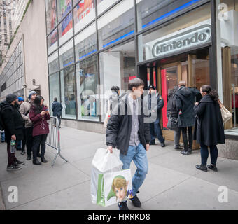 Shopper lassen Nintendo World mit ihrem Nintendo Konsolen im Rockefeller Center in New York auf den Tag der Veröffentlichung der neuen Konsole Nintendo Schalter auf Freitag, 3. März 2017. (© Richard B. Levine) Stockfoto