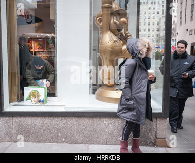 Shopper lassen Nintendo World mit ihrem Nintendo Konsolen im Rockefeller Center in New York auf den Tag der Veröffentlichung der neuen Konsole Nintendo Schalter auf Freitag, 3. März 2017. (© Richard B. Levine) Stockfoto