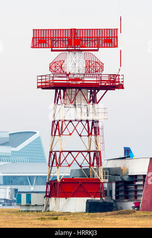 Flughafen rote Kommunikation Radarturm am Flughafen in einem nebligen Wetter. Stockfoto