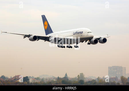 Sofia, Bulgarien - 16. Oktober 2016: Größte Passagierflugzeug Airbus A380 landet Sofia Flughafen planmäßig nach der Landung. Stockfoto