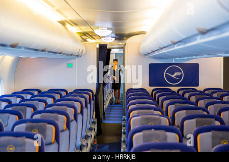 Sofia, Bulgarien - 16. Oktober 2016: Das Innere des Lufthansa Airbus A380 Flugzeug. Der Airbus A380 ist ein Doppelstock-, Großraumflugzeug, viermotorige Jet-airline Stockfoto