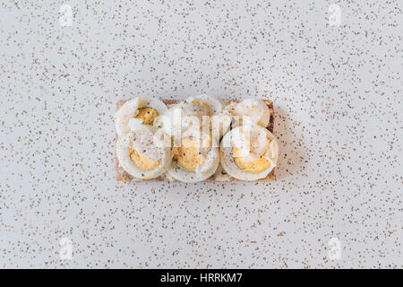 Jahrgang suchen Ei-Sandwich auf Tisch Stockfoto