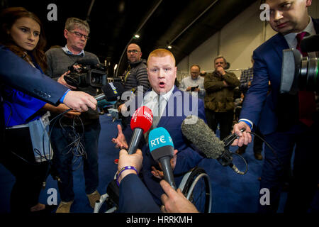 Zurückgegeben, UUP MLA Andy Allen mit Medien im Titanic Exhibition Centre in Belfast an der Northern Ireland Assembly Wahl Graf spricht. Stockfoto