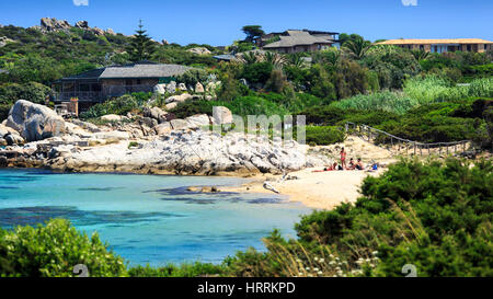 Schöner Strand mit Häusern, Cavallo Island, Korsika, Frankreich Stockfoto