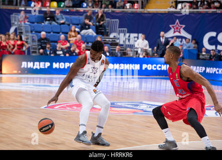 Moskau, Russland - 27. Januar 2017: B. Paul (33) Vs C. Higgins (22) auf vor Basketball Spiel ZSKA Vs Anadolu Efes bei regulären Meisterschaft der Euroleagu Stockfoto