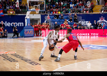 Moskau, Russland - 27. Januar 2017: B. Paul (33) Vs C. Higgins (22) auf vor Basketball Spiel ZSKA Vs Anadolu Efes bei regulären Meisterschaft der Euroleagu Stockfoto