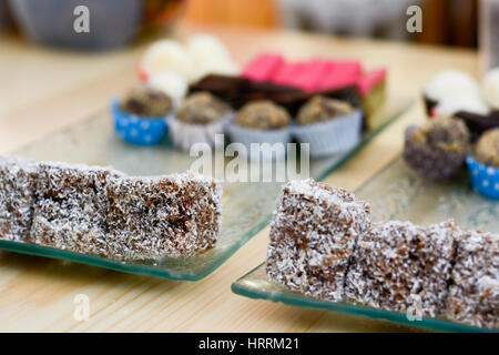 Bunt und lecker Brownies mit Kokos Mehl Kuchen auf Glasplatte für die Feier des heiligen Tages angeordnet Stockfoto