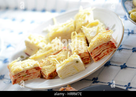 Nahaufnahme der serviert Salzkuchen mit gelben Käse für Ostern Abendessen am Homeboard Stockfoto