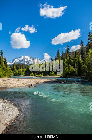 Unten auf der North Fork des Flusses Nooksack mit Mt Shuksan im Hintergrund, Washington, USA. Stockfoto