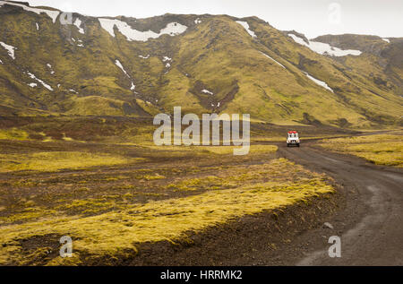 4x4-Touren, Roadtrip durch Island, Land Rover Geländefahrzeug fährt auf einer unbefestigten Straße im Laki Craters National Park in Island. Stockfoto