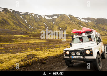 4x4-Touren, Roadtrip, Land Rover 4x4 Geländefahrzeug, das auf einer unbefestigten Straße im Laki Craters National Park in Island fährt. Stockfoto