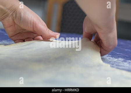 Erstellen von hausgemachten Phyllo oder Strudel Teig auf einer home Tischdecke für Käsekuchen oder andere Art von traditionellem Gebäck. Stockfoto