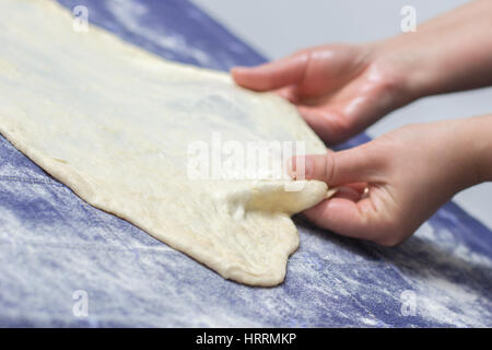 Erstellen von hausgemachten Phyllo oder Strudel Teig auf einer home Tischdecke für Käsekuchen oder andere Art von traditionellem Gebäck. Stockfoto