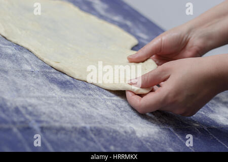 Erstellen von hausgemachten Phyllo oder Strudel Teig auf einer home Tischdecke für Käsekuchen oder andere Art von traditionellem Gebäck. Stockfoto