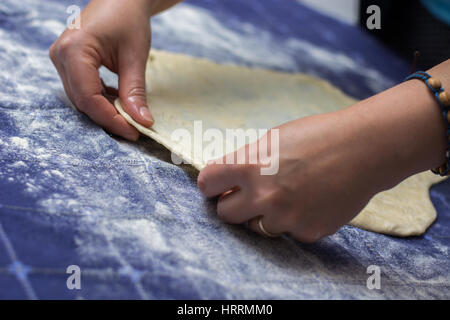 Erstellen von hausgemachten Phyllo oder Strudel Teig auf einer home Tischdecke für Käsekuchen oder andere Art von traditionellem Gebäck. Stockfoto