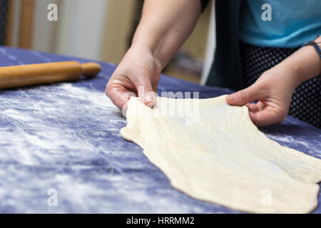 Erstellen von hausgemachten Phyllo oder Strudel Teig auf einer home Tischdecke für Käsekuchen oder andere Art von traditionellem Gebäck. Stockfoto