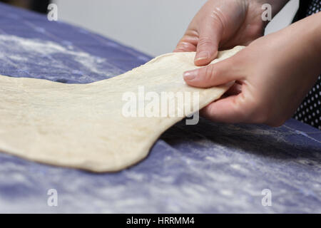 Erstellen von hausgemachten Phyllo oder Strudel Teig auf einer home Tischdecke für Käsekuchen oder andere Art von traditionellem Gebäck. Stockfoto