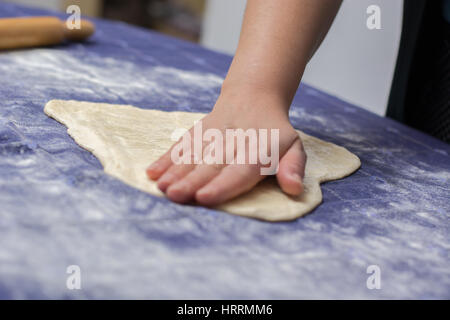 Erstellen von hausgemachten Phyllo oder Strudel Teig auf einer home Tischdecke für Käsekuchen oder andere Art von traditionellem Gebäck. Stockfoto