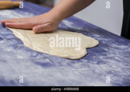 Erstellen von hausgemachten Phyllo oder Strudel Teig auf einer home Tischdecke für Käsekuchen oder andere Art von traditionellem Gebäck. Stockfoto