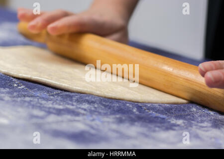 Erstellen von hausgemachten Phyllo oder Strudel Teig auf einer home Tischdecke für Käsekuchen oder andere Art von traditionellem Gebäck. Stockfoto