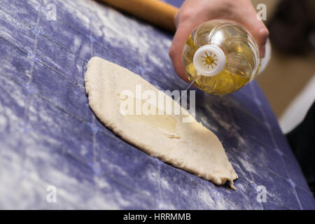 Erstellen von hausgemachten Phyllo oder Strudel Teig auf einer home Tischdecke für Käsekuchen oder andere Art von traditionellem Gebäck. Stockfoto