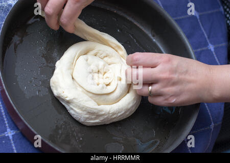 Herstellung von hausgemachten Käse Kuchen oder andere Art von Gebäck Vorspeise oder Süßigkeiten auf einem Tablett. Stockfoto