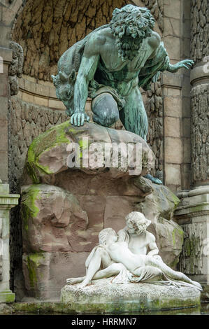 Polyphem überraschend Acis und Galatea, Skulpturen in der Medici-Brunnen / La Fontaine Médicis im Jardin du Luxembourg, Paris. Stockfoto