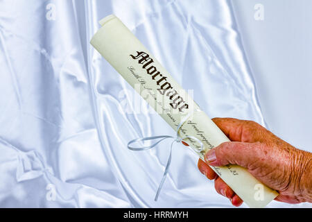 Hand, die Schriftrolle der Hypothek Dokument mit Band Stockfoto