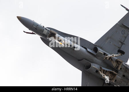 MELBOURNE, Australien - März 14: Ein Royal Australian Air Force FA18A Hornet führt in eine öffentliche Zurschaustellung über Melbourne am 14. März 2015 Stockfoto